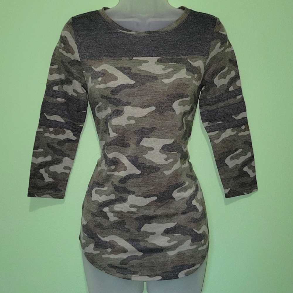 Arizona Jean Co. Green Camouflage Crew Neck Top